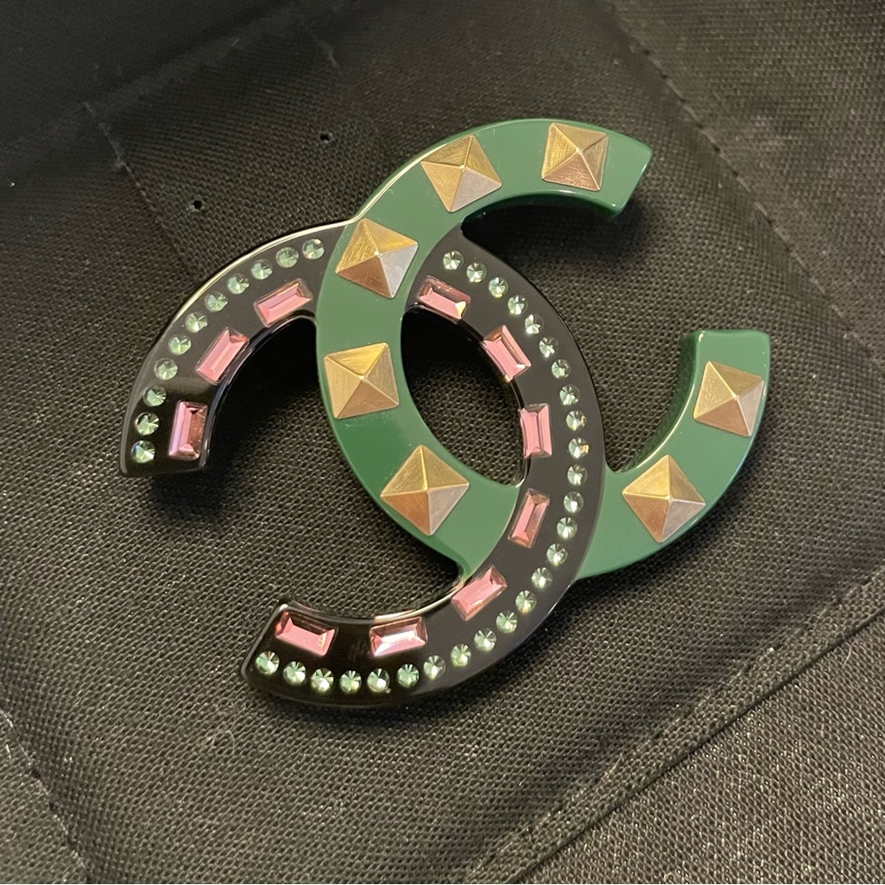 CHANEL CC ENAMEL BROOCH